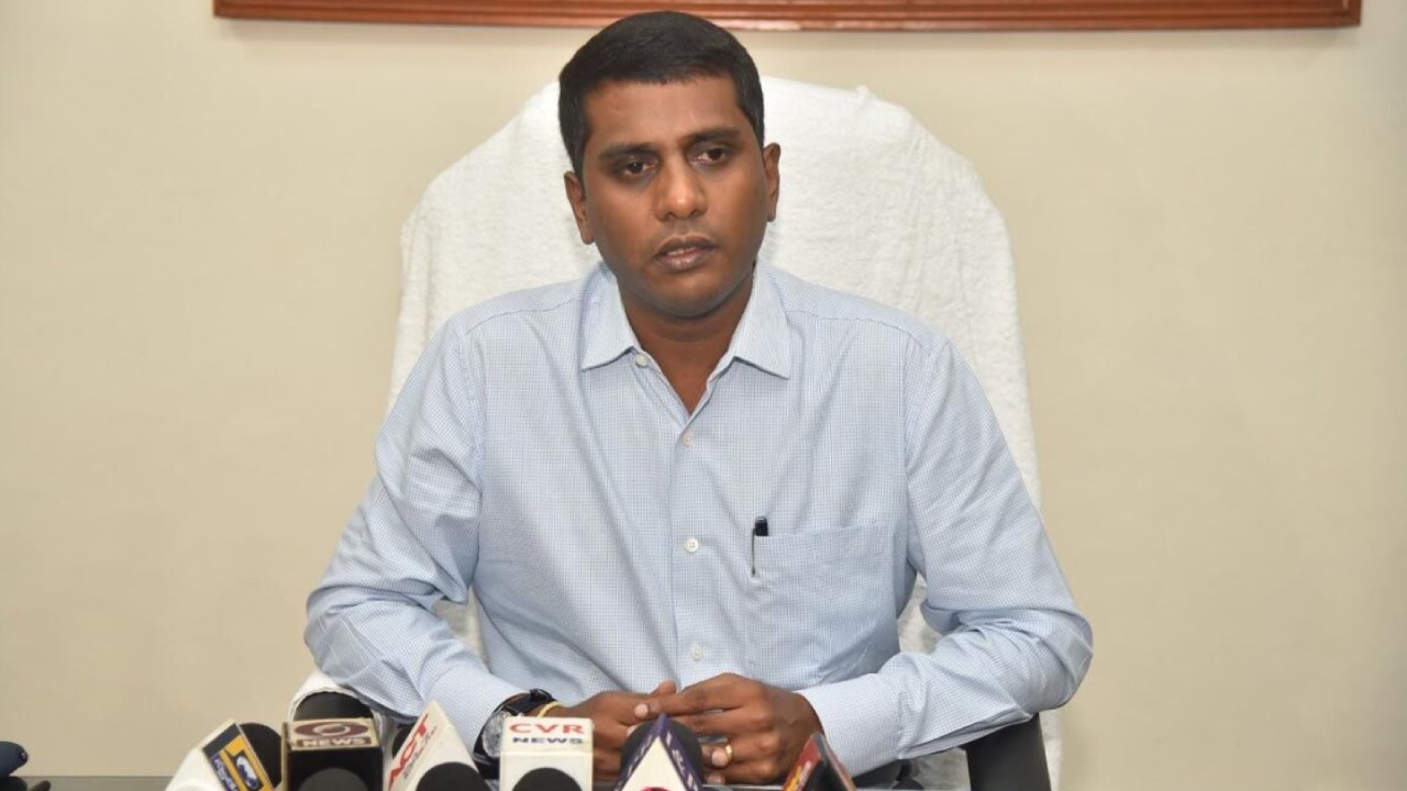 M Hari Narayanan : తుఫానును ఎదుర్కొనేందుకు అధికారులు సమాయత్తం కావాలి : జిల్లా కలెక్టర్ M Hari Narayanan : తుఫానును ఎదుర్కొనేందుకు అధికారులు సమాయత్తం కావాలి : జిల్లా కలెక్టర్