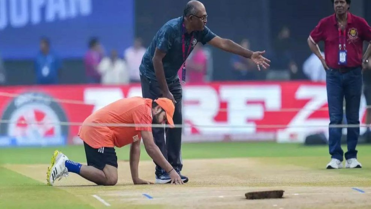 ICC : ప్రపంచకప్లో వినియోగించిన పిచ్లకు రేటింగ్.. వివాదాస్పదమైన భారత్-కివీస్ సెమీఫైనల్ పిచ్కు ఏ రేటింగ్ ఇచ్చారో తెలుసా..? ICC : ప్రపంచకప్లో వినియోగించిన పిచ్లకు రేటింగ్.. వివాదాస్పదమైన భారత్-కివీస్ సెమీఫైనల్ పిచ్కు ఏ రేటింగ్ ఇచ్చారో తెలుసా..?