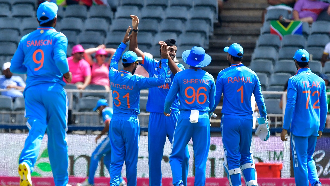 SA vs IND 1st ODI : వన్డే సిరీస్లో భారత్ శుభారంభం.. మొదటి మ్యాచ్లో దక్షిణాఫ్రికాపై ఘన విజయం SA vs IND 1st ODI : వన్డే సిరీస్లో భారత్ శుభారంభం.. మొదటి మ్యాచ్లో దక్షిణాఫ్రికాపై ఘన విజయం