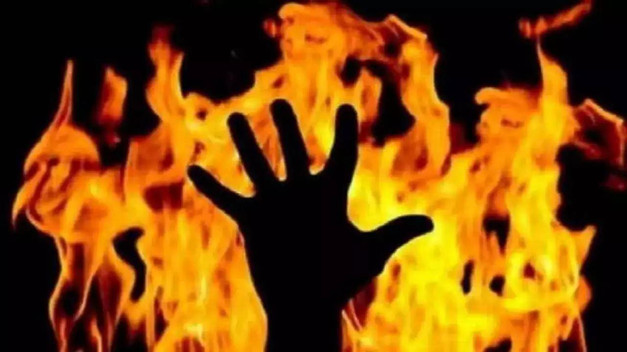 Madhya Pradesh : తమ్ముడి భార్యపై ఘాతుకం.. పెట్రోలు పోసి నిప్పంటించిన బావ Madhya Pradesh : తమ్ముడి భార్యపై ఘాతుకం.. పెట్రోలు పోసి నిప్పంటించిన బావ