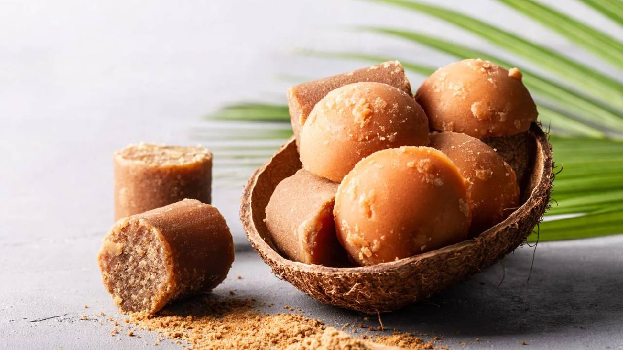 Jaggery : చలికాలంలో బెల్లం తినడం ఆరోగ్యానికి ఎంత మంచిదో తెలుసా? Jaggery : చలికాలంలో బెల్లం తినడం ఆరోగ్యానికి ఎంత మంచిదో తెలుసా?