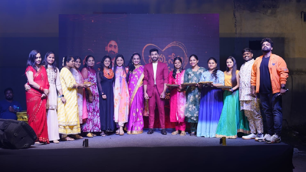 హైదరాబాద్లో ‘పద్దు’తో మిర్చి బజ్జి ఛాలెంజ్.. ‘నువ్వు నేను ప్రేమ’ టీమ్ సందడే సందడి.. హైదరాబాద్లో ‘పద్దు’తో మిర్చి బజ్జి ఛాలెంజ్.. ‘నువ్వు నేను ప్రేమ’ టీమ్ సందడే సందడి..