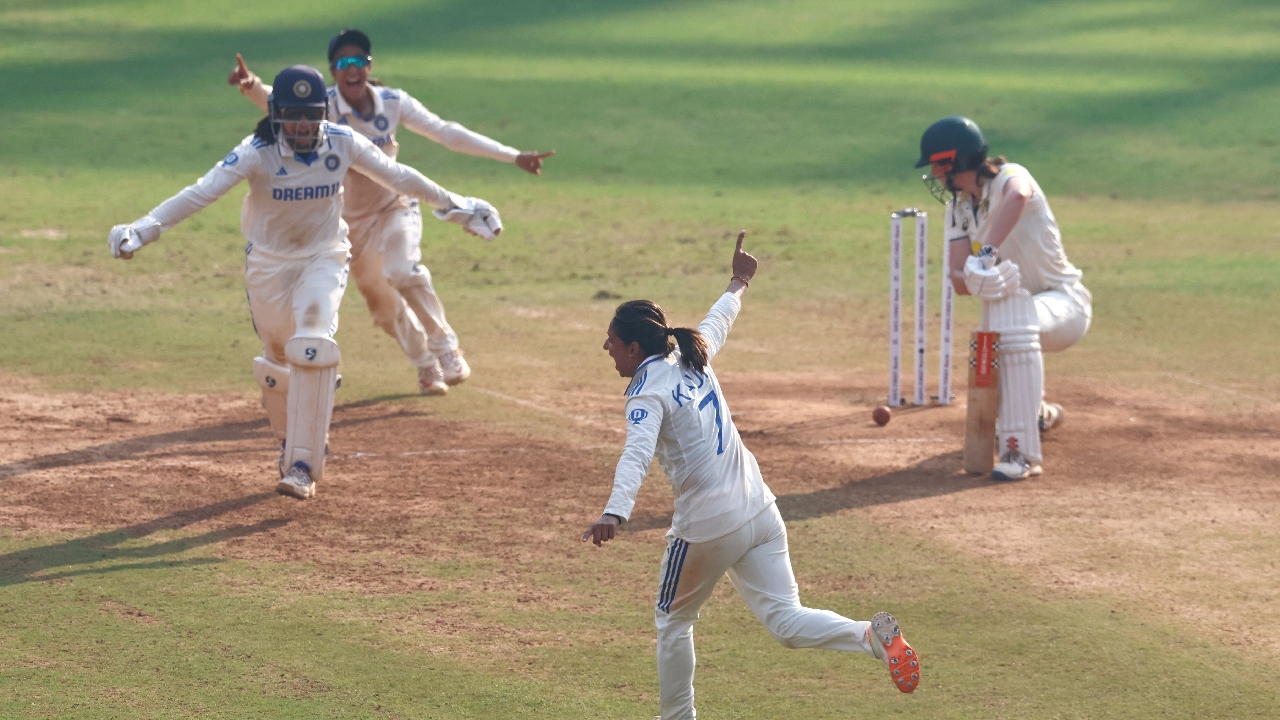 IND-W vs AUS-W : రసవత్తరంగా మారిన భారత్ వర్సెస్ ఆస్ట్రేలియా ఏకైక టెస్టు మ్యాచ్ IND-W vs AUS-W : రసవత్తరంగా మారిన భారత్ వర్సెస్ ఆస్ట్రేలియా ఏకైక టెస్టు మ్యాచ్