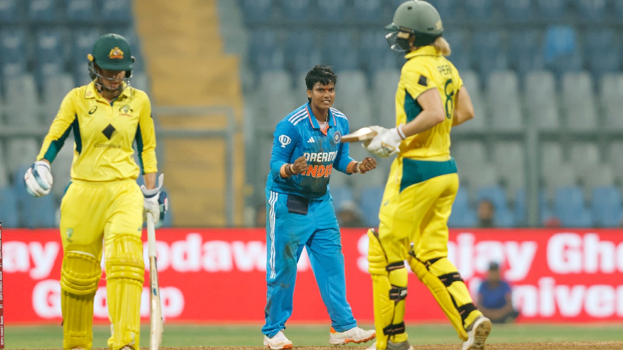 IND-W vs AUS-W 2nd ODI : ఉత్కంఠ పోరులో భారత మహిళల ఓటమి.. రెండో వన్డేలో ఆస్ట్రేలియా విజయం IND-W vs AUS-W 2nd ODI : ఉత్కంఠ పోరులో భారత మహిళల ఓటమి.. రెండో వన్డేలో ఆస్ట్రేలియా విజయం