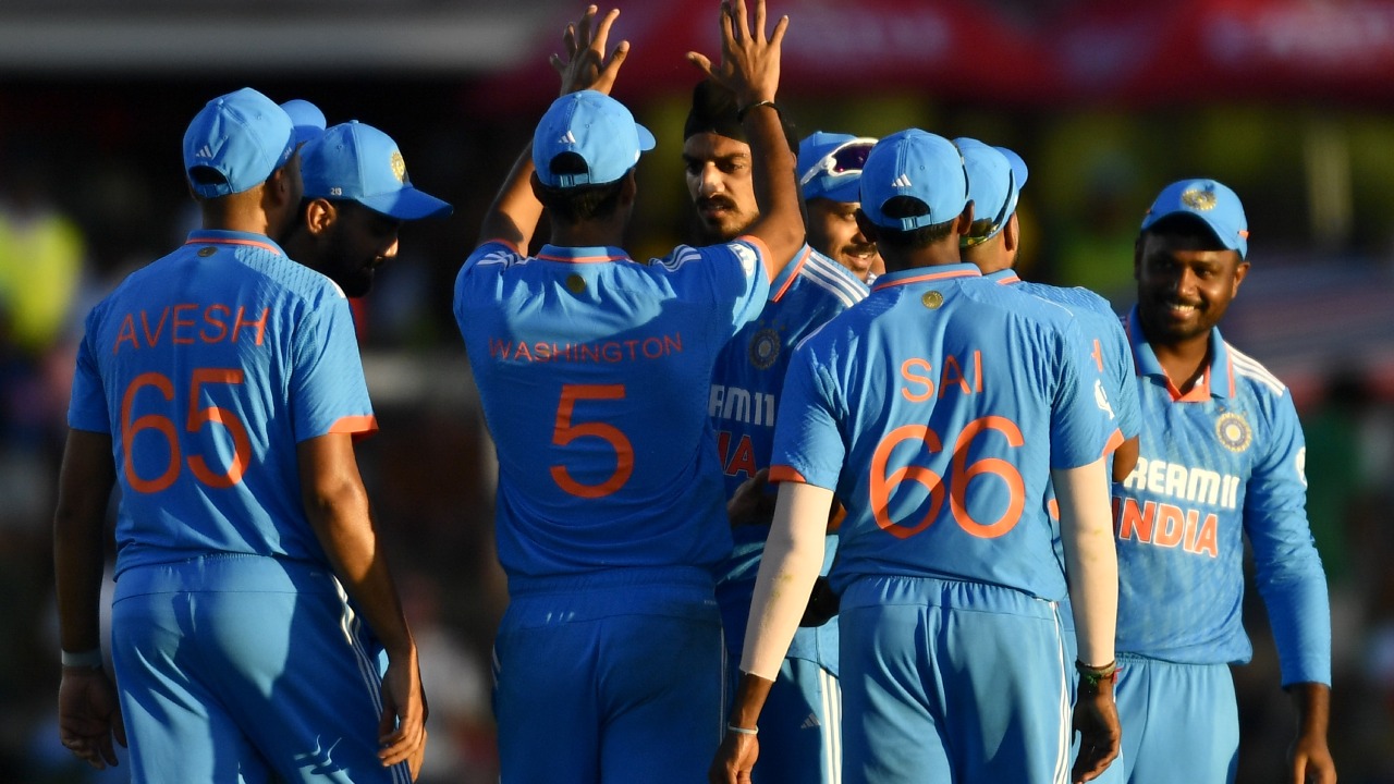 Team India : మూడో వన్డేలో దీన్ని గమనించారా..? చాలా అరుదైన సందర్భాల్లో మాత్రమే ఇది సాధ్యం..! Team India : మూడో వన్డేలో దీన్ని గమనించారా..? చాలా అరుదైన సందర్భాల్లో మాత్రమే ఇది సాధ్యం..!