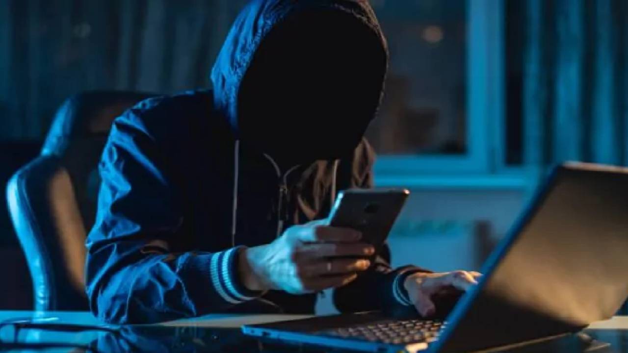 Cyber Crime : టెలిగ్రామ్ నుంచి సినిమాలు డౌన్ లోడ్ చేస్తున్నారా? ఐతే మీ బ్యాంకు ఖాతాలు ఖాళీ.. Cyber Crime : టెలిగ్రామ్ నుంచి సినిమాలు డౌన్ లోడ్ చేస్తున్నారా? ఐతే మీ బ్యాంకు ఖాతాలు ఖాళీ..