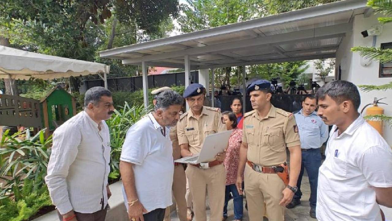 Bengaluru : బెంగళూరులో 15 స్కూళ్లకు బాంబు బెదిరింపు మెయిల్స్.. భద్రత కట్టుదిట్టం చేసిన పోలీసులు Bengaluru : బెంగళూరులో 15 స్కూళ్లకు బాంబు బెదిరింపు మెయిల్స్.. భద్రత కట్టుదిట్టం చేసిన పోలీసులు