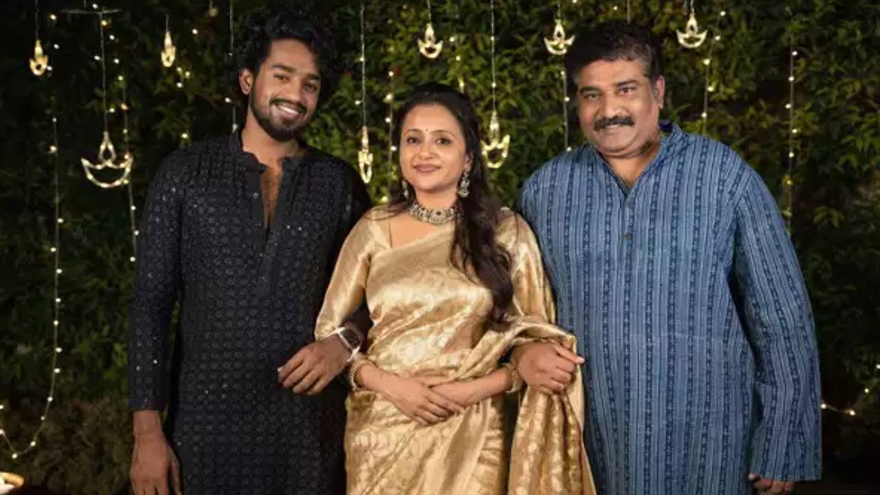 Roshan Kanakala : మీరు డివోర్స్ తీసుకుంటున్నారా ? అని నాన్నని డైరెక్ట్గా అడిగిన రోషన్ కనకాల Roshan Kanakala : మీరు డివోర్స్ తీసుకుంటున్నారా ? అని నాన్నని డైరెక్ట్గా అడిగిన రోషన్ కనకాల