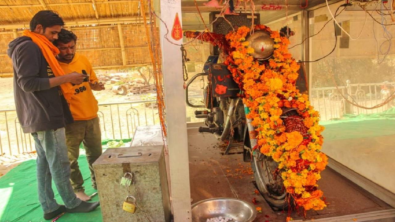 Rajasthan : బుల్లెట్ బండికి గుడి కట్టిన ప్రజలు.. ఈ వింత గుడి విశిష్టత ఏంటో తెలుసా? Rajasthan : బుల్లెట్ బండికి గుడి కట్టిన ప్రజలు.. ఈ వింత గుడి విశిష్టత ఏంటో తెలుసా?