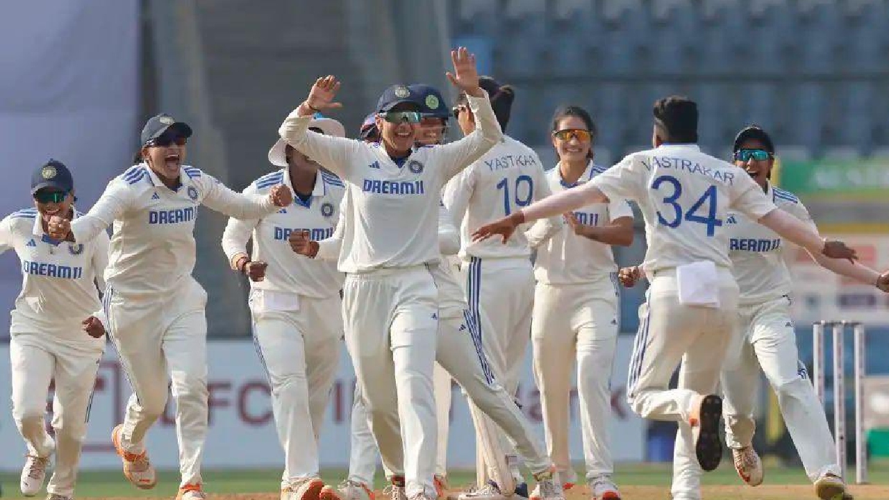 IND-W vs AUS-W : చరిత్ర సృష్టించిన భారత అమ్మాయిలు.. ఏకైక టెస్టు మ్యాచులో ఆస్ట్రేలియా పై ఘన విజయం IND-W vs AUS-W : చరిత్ర సృష్టించిన భారత అమ్మాయిలు.. ఏకైక టెస్టు మ్యాచులో ఆస్ట్రేలియా పై ఘన విజయం