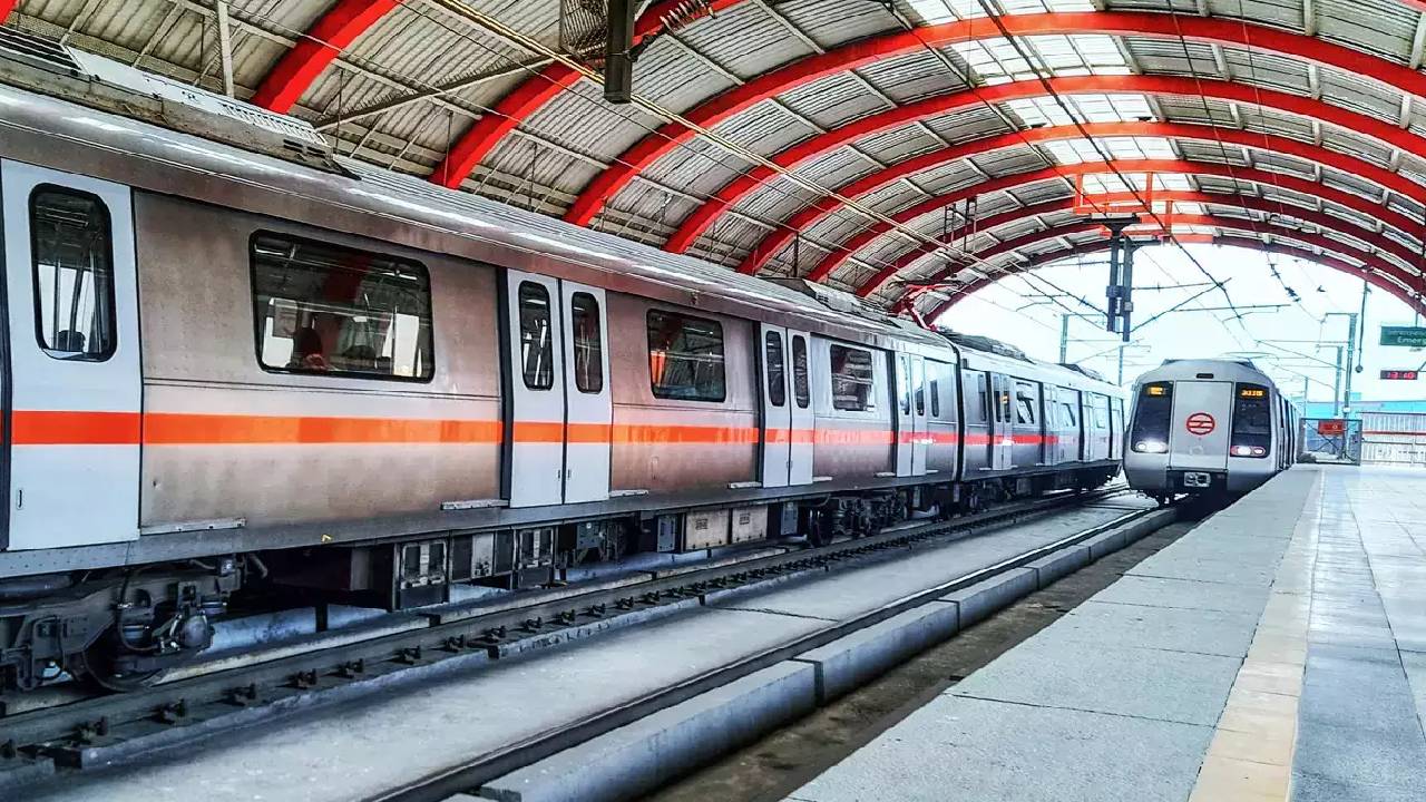 Delhi : మెట్రో రైలు కింద పడి మహిళ మృతి.. తలుపుల మధ్య చీర ఇరుక్కుపోవడంతో ఘటన Delhi : మెట్రో రైలు కింద పడి మహిళ మృతి.. తలుపుల మధ్య చీర ఇరుక్కుపోవడంతో ఘటన