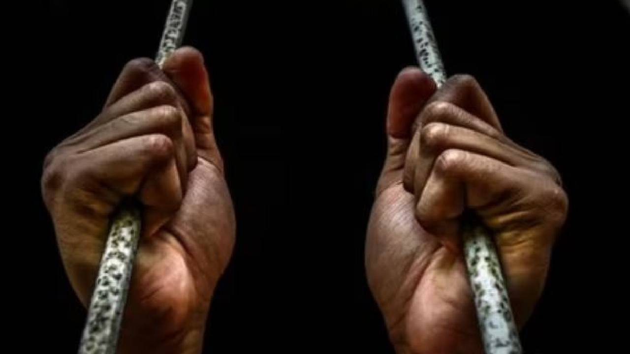 Rigorous Imprisonment: భార్యతో ఇలాంటి సిగ్గుమాలిన చర్యకు పాల్పడిన భర్తకు 9 ఏళ్ల జైలు శిక్ష Rigorous Imprisonment: భార్యతో ఇలాంటి సిగ్గుమాలిన చర్యకు పాల్పడిన భర్తకు 9 ఏళ్ల జైలు శిక్ష
