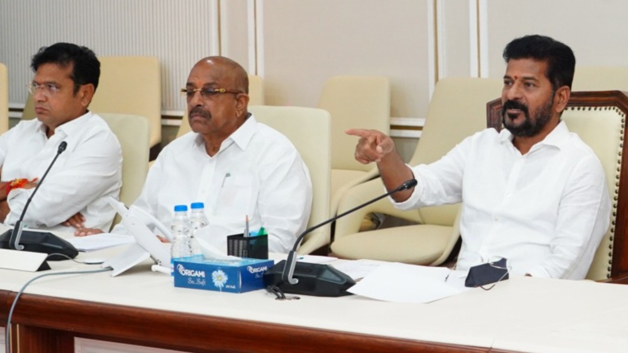 CM Revanth Reddy : సీఎం రేవంత్ రెడ్డి కీలక నిర్ణయం.. రాష్ట్రంలో లక్షలాది మంది రైతు కుటుంబాలకు శుభవార్త CM Revanth Reddy : సీఎం రేవంత్ రెడ్డి కీలక నిర్ణయం.. రాష్ట్రంలో లక్షలాది మంది రైతు కుటుంబాలకు శుభవార్త