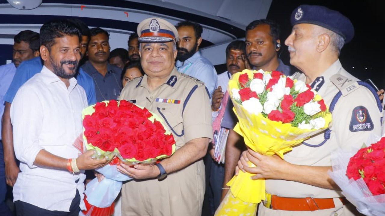 Revanth Reddy : అధికారిక కాన్వాయ్కు నో చెప్పిన రేవంత్ రెడ్డి.. చివరికి అధికారులు ఏం చేశారంటే? Revanth Reddy : అధికారిక కాన్వాయ్కు నో చెప్పిన రేవంత్ రెడ్డి.. చివరికి అధికారులు ఏం చేశారంటే?