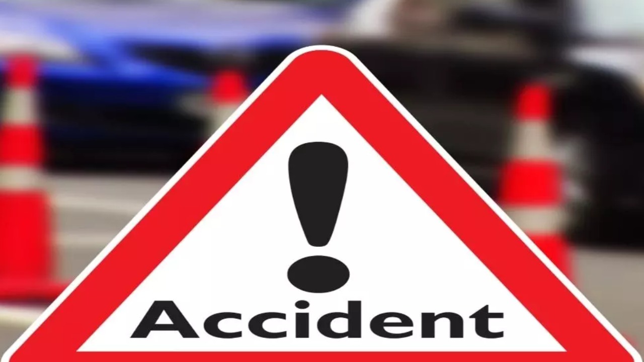 Road Accident : హన్మకొండ జిల్లాలో ఘోర రోడ్డు ప్రమాదం.. ఒకే కుటుంబానికి చెందిన నలుగురు మృతి Road Accident : హన్మకొండ జిల్లాలో ఘోర రోడ్డు ప్రమాదం.. ఒకే కుటుంబానికి చెందిన నలుగురు మృతి