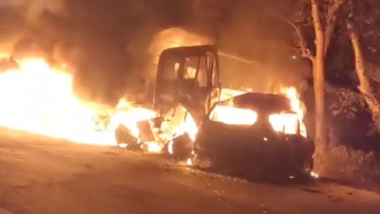 Road Accident : పెళ్లి వేడుకకు వెళ్తుండగా ఘోర ప్రమాదం.. కారు, ట్రక్కు ఢీకొని చెలరేగిన మంటలు.. చిన్నారి సహా 8 మంది సజీవదహనం Road Accident : పెళ్లి వేడుకకు వెళ్తుండగా ఘోర ప్రమాదం.. కారు, ట్రక్కు ఢీకొని చెలరేగిన మంటలు.. చిన్నారి సహా 8 మంది సజీవదహనం
