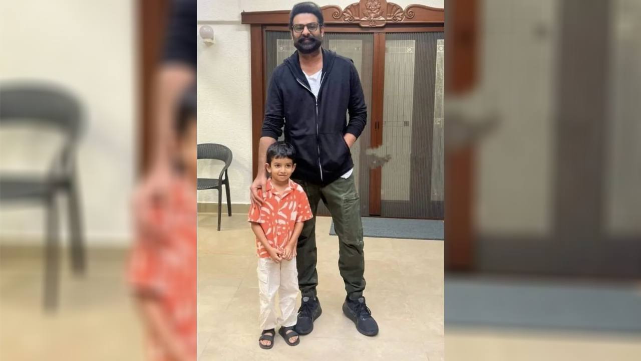 Prabhas : బుల్లి అభిమానితో ప్రభాస్ ఫోటో.. కల్కి మూవీలో.. Prabhas : బుల్లి అభిమానితో ప్రభాస్ ఫోటో.. కల్కి మూవీలో..