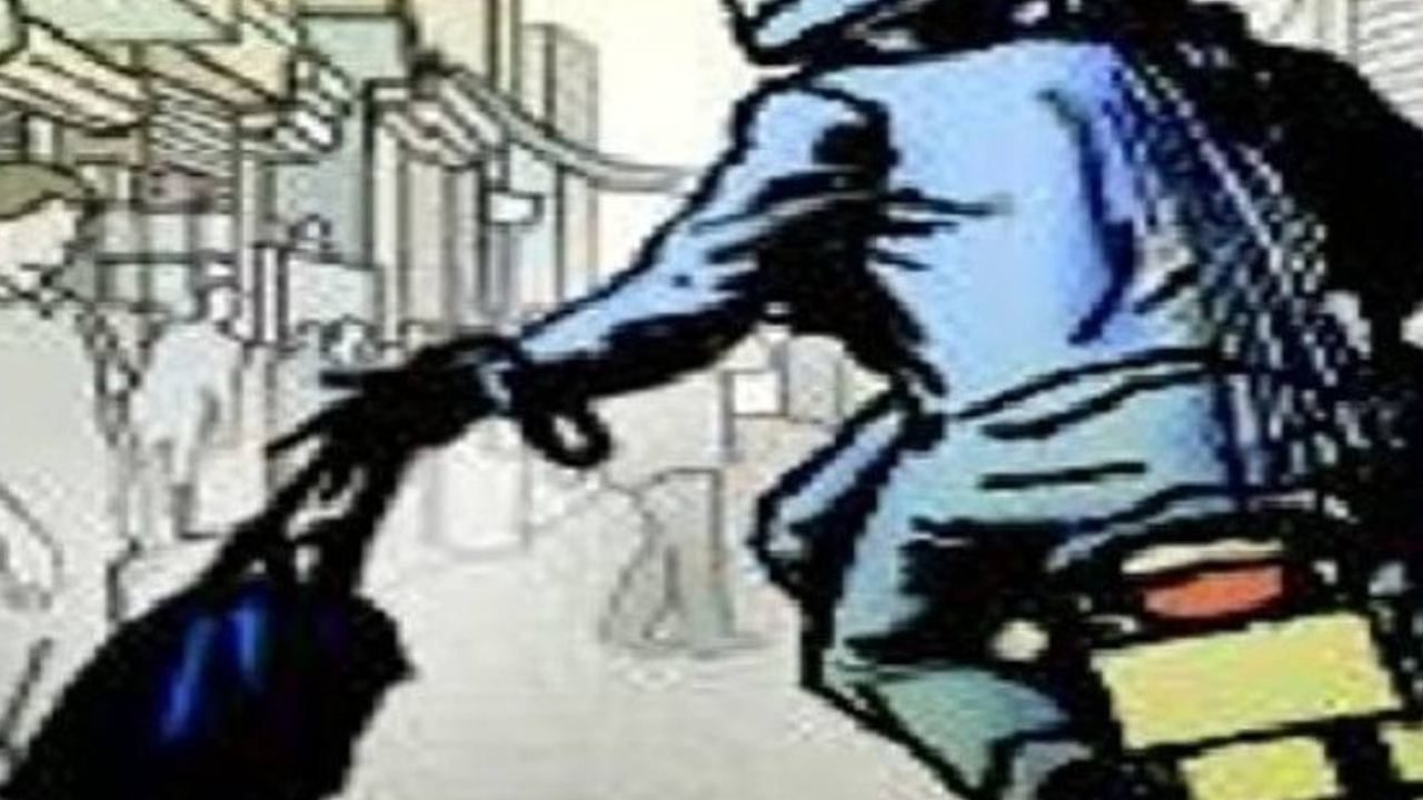 Shamshabad : శంషాబాద్ లో దోపిడి దొంగల బీభత్సం.. వాహనం ఆపి కత్తులతో బెదిరించి 1,50,000 నగదు ఎత్తుకెళ్లారు Shamshabad : శంషాబాద్ లో దోపిడి దొంగల బీభత్సం.. వాహనం ఆపి కత్తులతో బెదిరించి 1,50,000 నగదు ఎత్తుకెళ్లారు