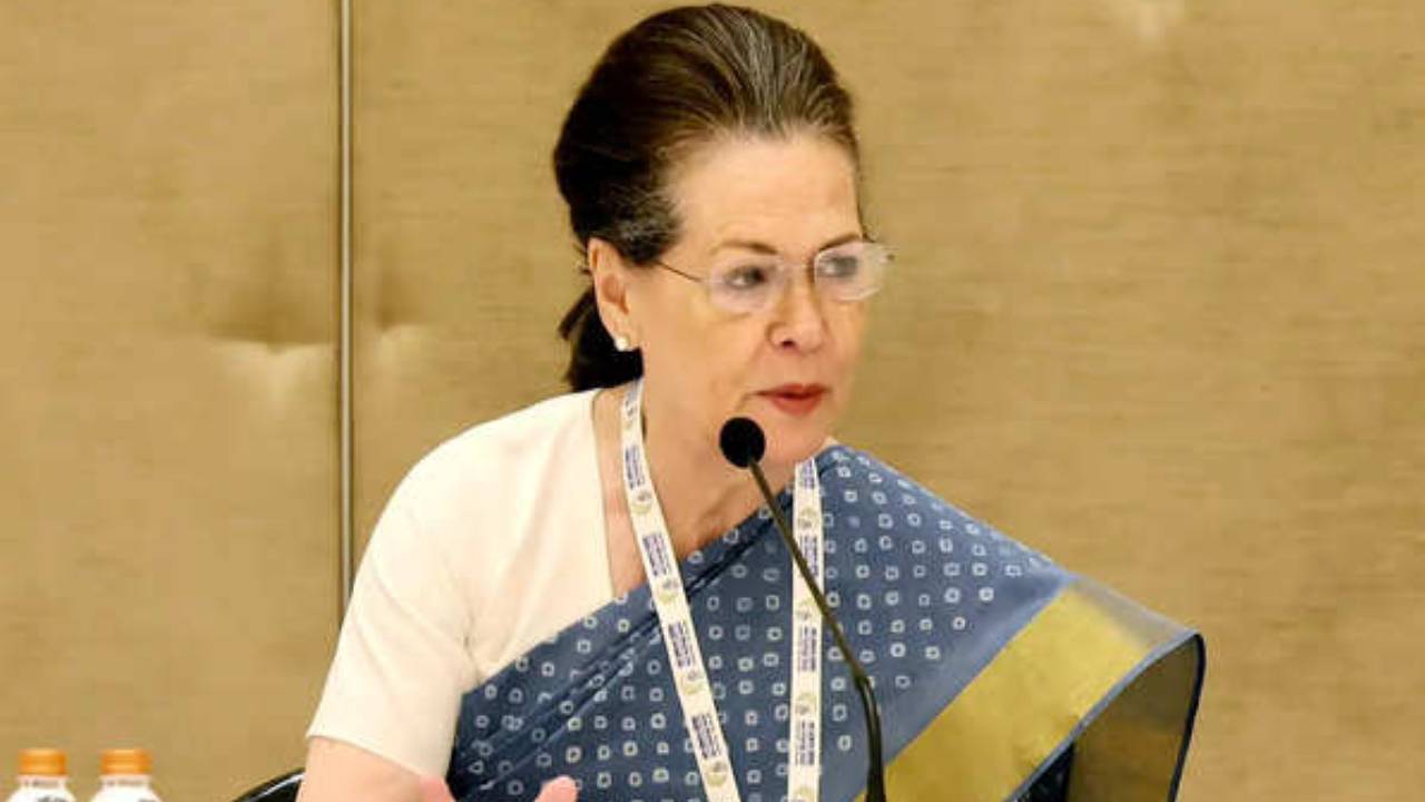 Sonia Gandhi : పార్లమెంట్ భద్రతా వైఫల్య ఘటన క్షమించరానిది.. బీజేపీ ప్రభుత్వం ప్రజాస్వామ్యాన్ని అపహాస్యం చేస్తోంది : సోనియా గాంధీ Sonia Gandhi : పార్లమెంట్ భద్రతా వైఫల్య ఘటన క్షమించరానిది.. బీజేపీ ప్రభుత్వం ప్రజాస్వామ్యాన్ని అపహాస్యం చేస్తోంది : సోనియా గాంధీ