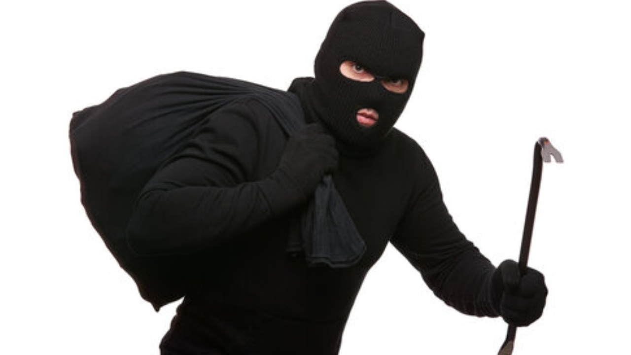 Thief Hal Chal : విజయవాడలో అర్ధరాత్రి దొంగ హల్ చల్ Thief Hal Chal : విజయవాడలో అర్ధరాత్రి దొంగ హల్ చల్