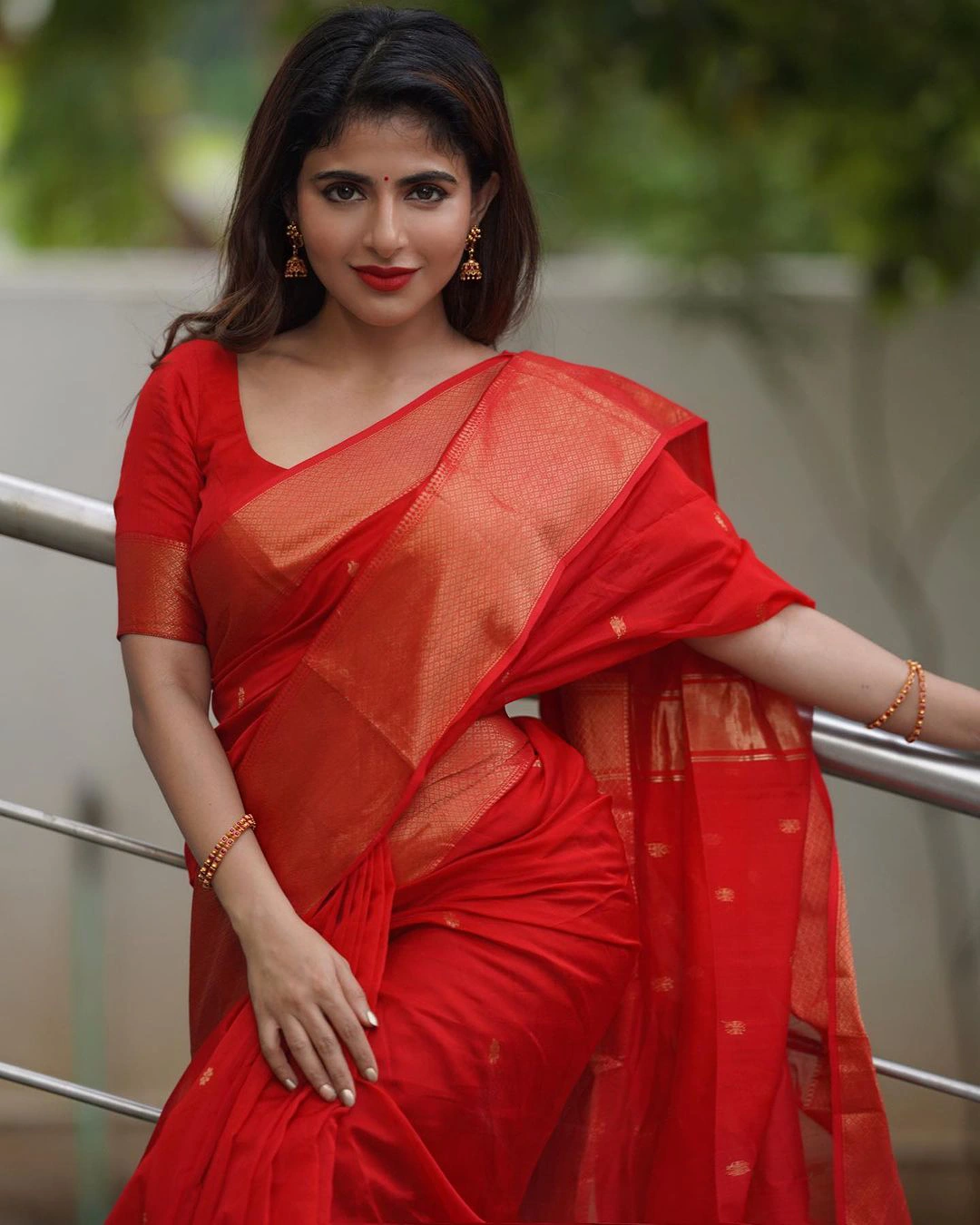 Tamil Actress Iswarya Menon shares latest saree photos