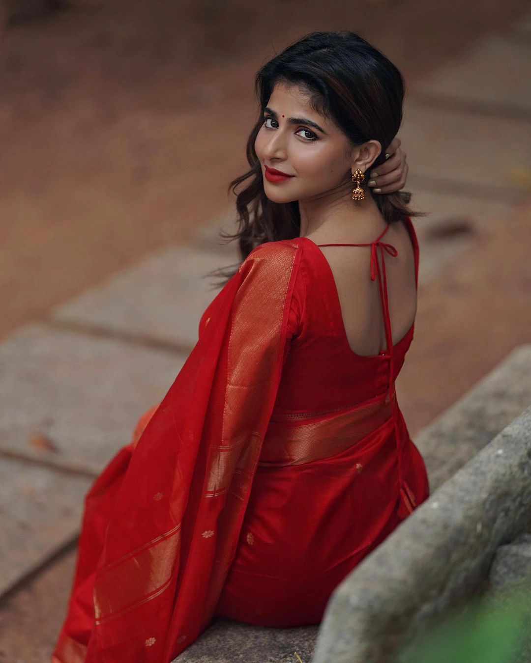 Tamil Actress Iswarya Menon shares latest saree photos