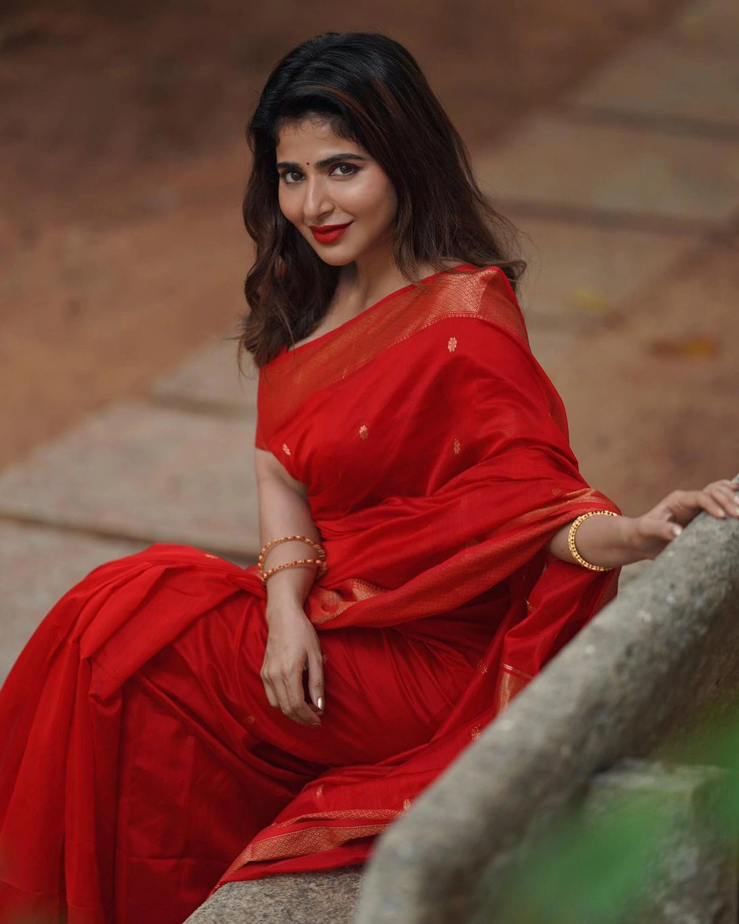 Tamil Actress Iswarya Menon shares latest saree photos