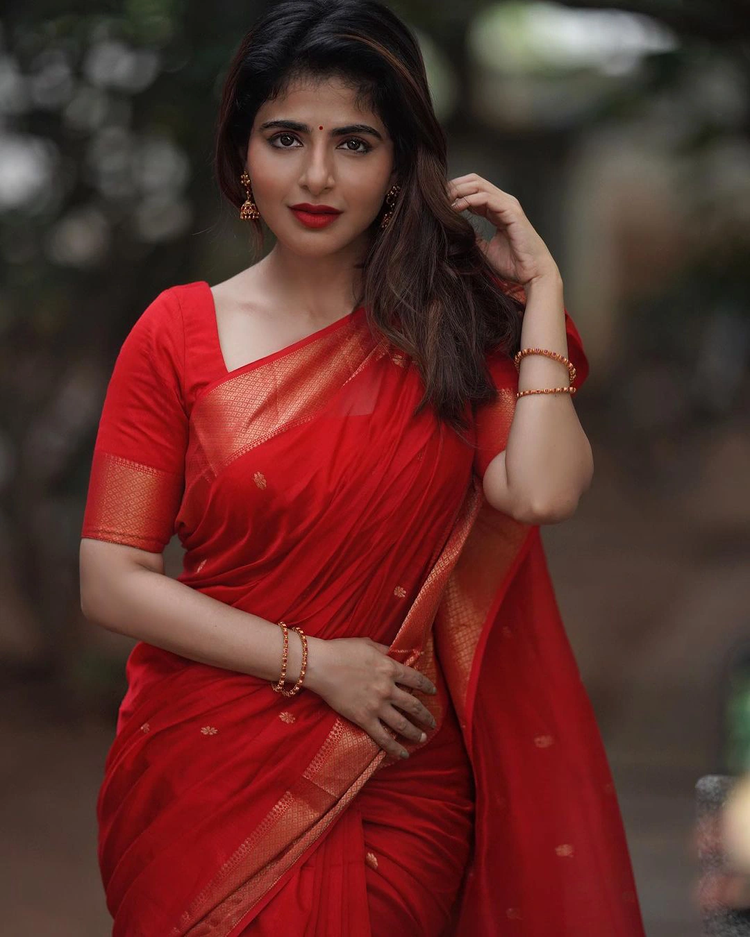 Tamil Actress Iswarya Menon shares latest saree photos