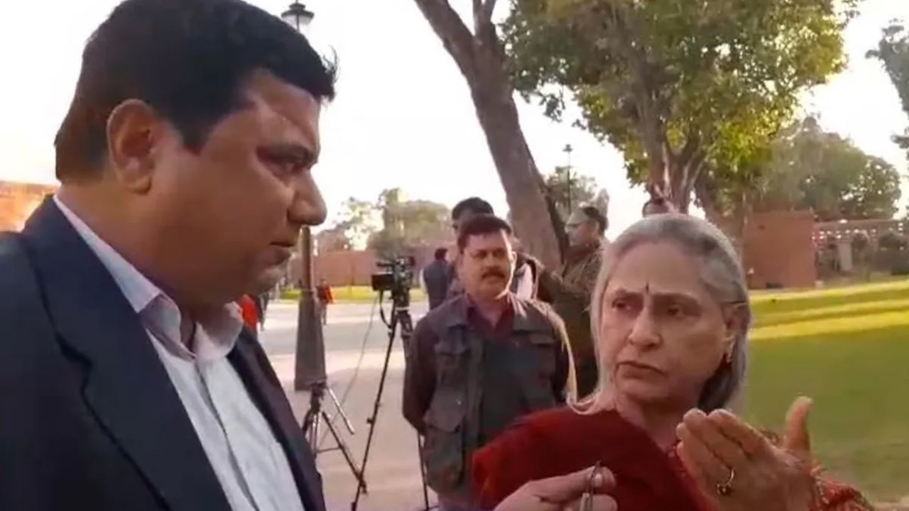 Jaya Bachchan: కొత్త పార్లమెంట్లో లేడీస్ వాష్రూంలు భయంకరంగా ఉన్నాయట.. పెద్ద ఆరోపణ చేసిన జయా బచ్చన్ Jaya Bachchan: కొత్త పార్లమెంట్లో లేడీస్ వాష్రూంలు భయంకరంగా ఉన్నాయట.. పెద్ద ఆరోపణ చేసిన జయా బచ్చన్