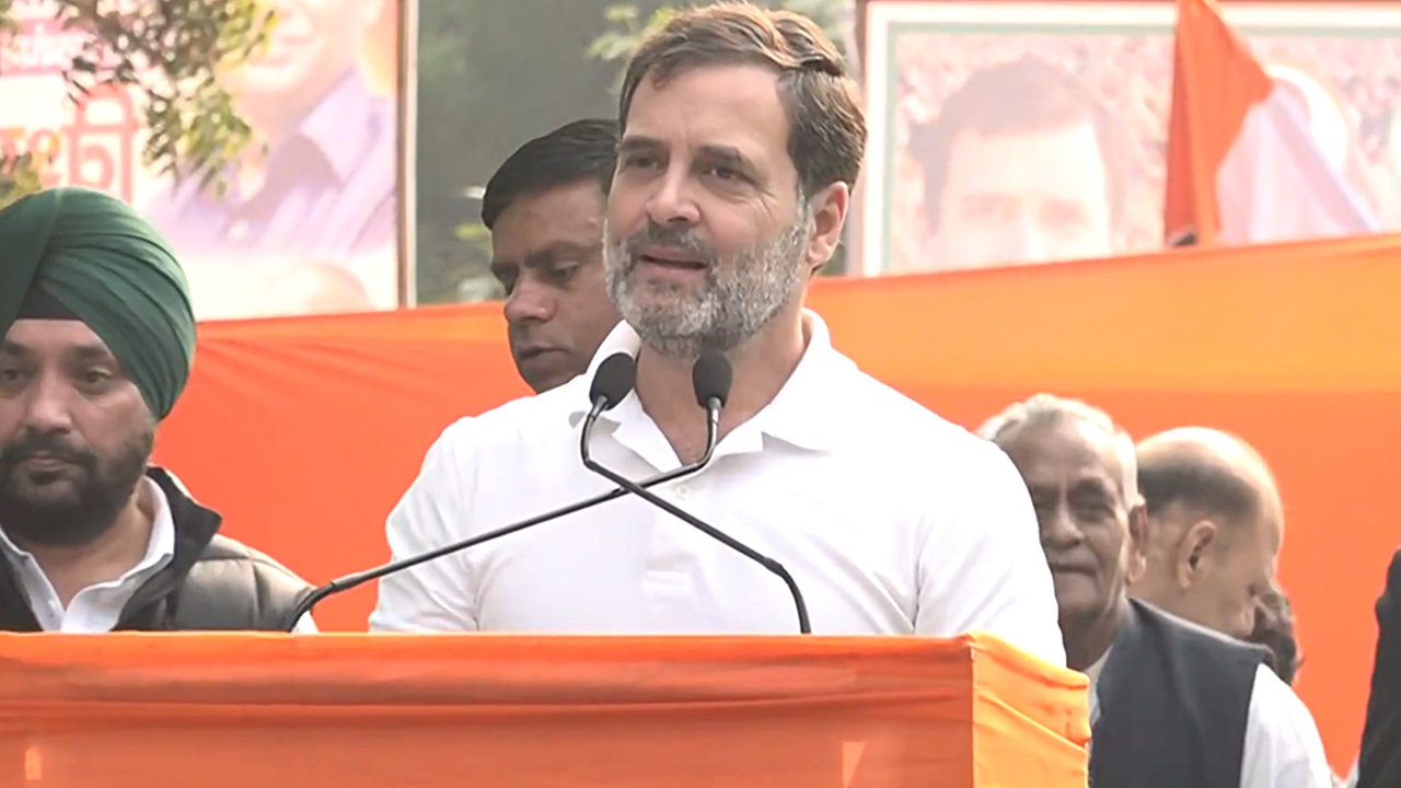 Rahul Gandhi: బీజేపీ ఎంపీలు పారిపోయారు.. పార్లమెంట్ దాడిపై రాహుల్ గాంధీ విసుర్లు Rahul Gandhi: బీజేపీ ఎంపీలు పారిపోయారు.. పార్లమెంట్ దాడిపై రాహుల్ గాంధీ విసుర్లు