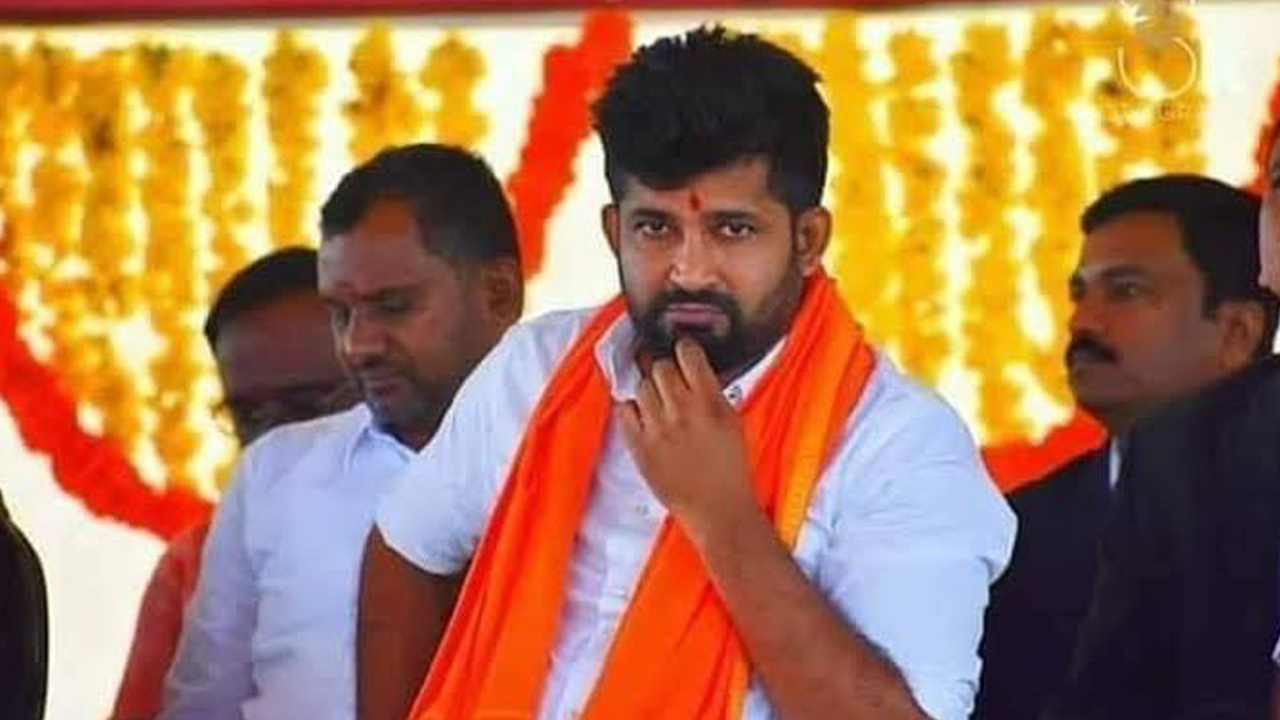2024 Elections: పార్లమెంట్ దాడిపై తొలిసారి స్పందించిన పాసులు ఇచ్చిన బీజేపీ ఎంపీ 2024 Elections: పార్లమెంట్ దాడిపై తొలిసారి స్పందించిన పాసులు ఇచ్చిన బీజేపీ ఎంపీ