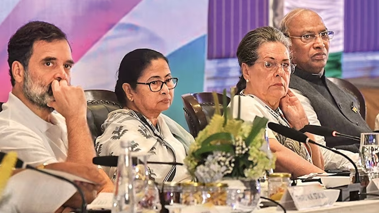 INDIA Bloc: ఇండియా కూటమికి బిగ్ షాక్.. డిసెంబర్ 6 సమావేశానికి వెళ్లనన్న మమతా బెనర్జీ INDIA Bloc: ఇండియా కూటమికి బిగ్ షాక్.. డిసెంబర్ 6 సమావేశానికి వెళ్లనన్న మమతా బెనర్జీ