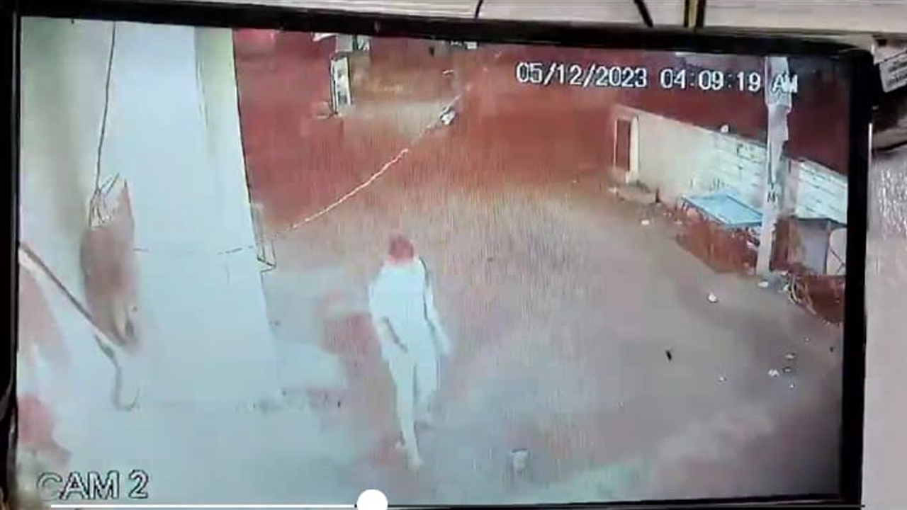 Hyderabad: పాతబస్తీలోని ఎంఐఎం ఆఫీసుకు నిప్పు Hyderabad: పాతబస్తీలోని ఎంఐఎం ఆఫీసుకు నిప్పు