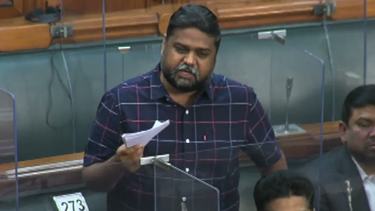 DMK MP Senthil Kumar: హిందీ మాట్లాడే రాష్ట్రాలు గోమూత్ర రాష్ట్రాలంటూ దుర్మార్గ వ్యాఖ్యలు చేసిన డీఎంకే ఎంపీ DMK MP Senthil Kumar: హిందీ మాట్లాడే రాష్ట్రాలు గోమూత్ర రాష్ట్రాలంటూ దుర్మార్గ వ్యాఖ్యలు చేసిన డీఎంకే ఎంపీ