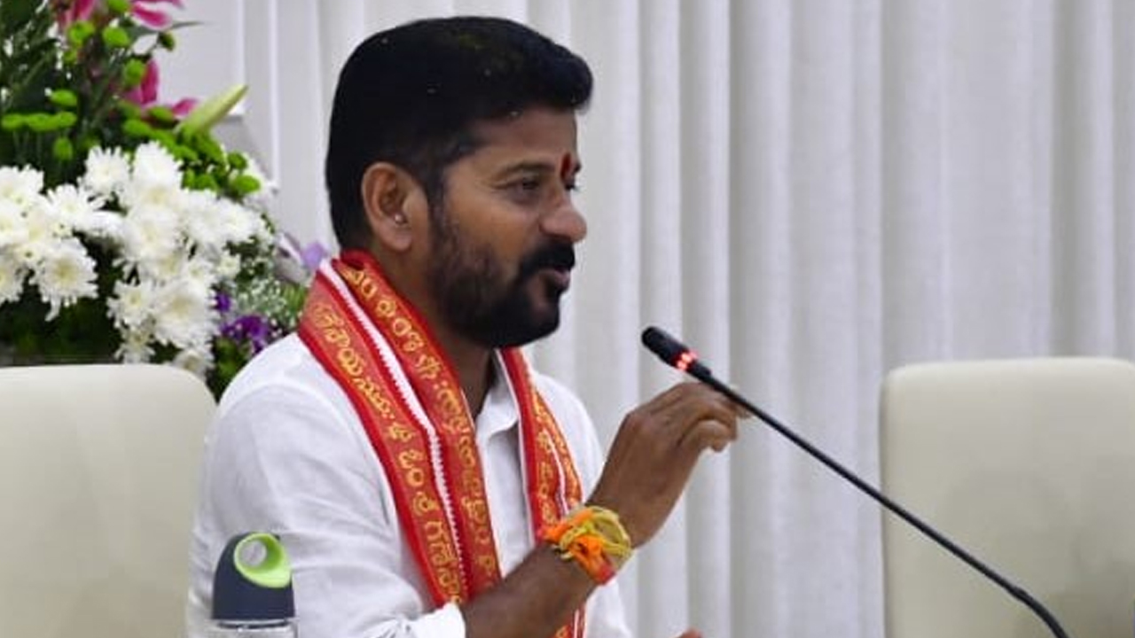 CM Revanth on KCR Health: కేసీఆర్ ఆరోగ్యంపై సీఎం రేవంత్ ఆరా.. కేసీఆర్ కోసం గ్రీన్ ఛానల్ ఏర్పాటు CM Revanth on KCR Health: కేసీఆర్ ఆరోగ్యంపై సీఎం రేవంత్ ఆరా.. కేసీఆర్ కోసం గ్రీన్ ఛానల్ ఏర్పాటు