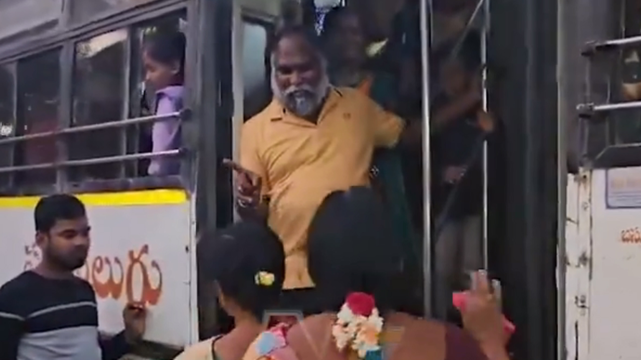 Mahalakshmi Scheme: ఆర్టీసి బస్సులో ఉచిత ప్రయాణం చేసిన మహిళలతో మాట్లాడినా జగ్గారెడ్డి Mahalakshmi Scheme: ఆర్టీసి బస్సులో ఉచిత ప్రయాణం చేసిన మహిళలతో మాట్లాడినా జగ్గారెడ్డి