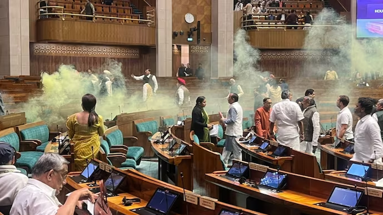 Security breach in Lok Sabha: పార్లమెంట్ దాడికి నెల నుంచి ప్రణాళిక.. నిందితులపై ఉపా కేసు Security breach in Lok Sabha: పార్లమెంట్ దాడికి నెల నుంచి ప్రణాళిక.. నిందితులపై ఉపా కేసు