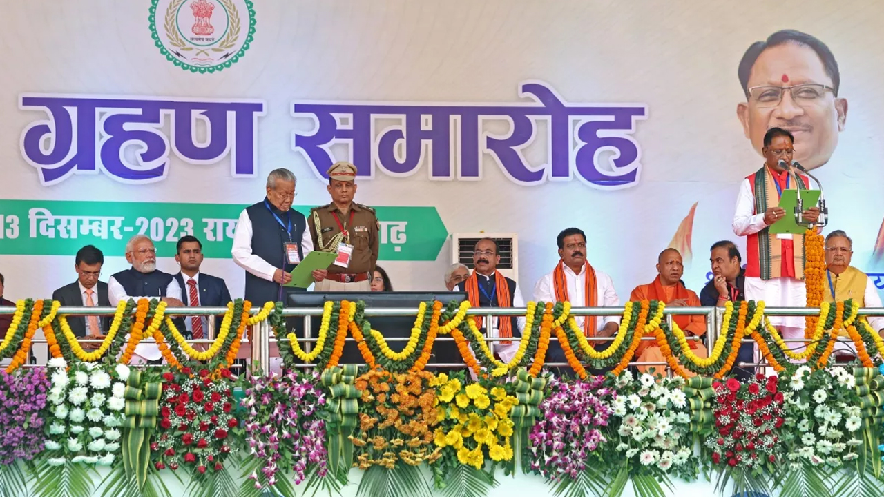 Chhattisgarh: చివరి నిమిషంలో ఆగిపోయిన మంత్రుల ప్రమాణ స్వీకారం.. అసలేం జరిగింది? Chhattisgarh: చివరి నిమిషంలో ఆగిపోయిన మంత్రుల ప్రమాణ స్వీకారం.. అసలేం జరిగింది?