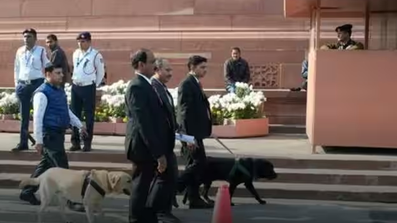 Security breach in Lok Sabha: పార్లమెంట్ భద్రతా లోపం అంశంలో 8 మంది ఉద్యోగులపై కఠిన చర్యలు Security breach in Lok Sabha: పార్లమెంట్ భద్రతా లోపం అంశంలో 8 మంది ఉద్యోగులపై కఠిన చర్యలు