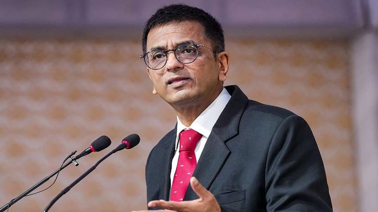 CJI DY Chandrachud: మహిళలు ఇంట్లో చేసే పనికి జీతం లేదు.. సీజేఐ చంద్రచూడ్ ఆసక్తికర వ్యాఖ్యలు CJI DY Chandrachud: మహిళలు ఇంట్లో చేసే పనికి జీతం లేదు.. సీజేఐ చంద్రచూడ్ ఆసక్తికర వ్యాఖ్యలు