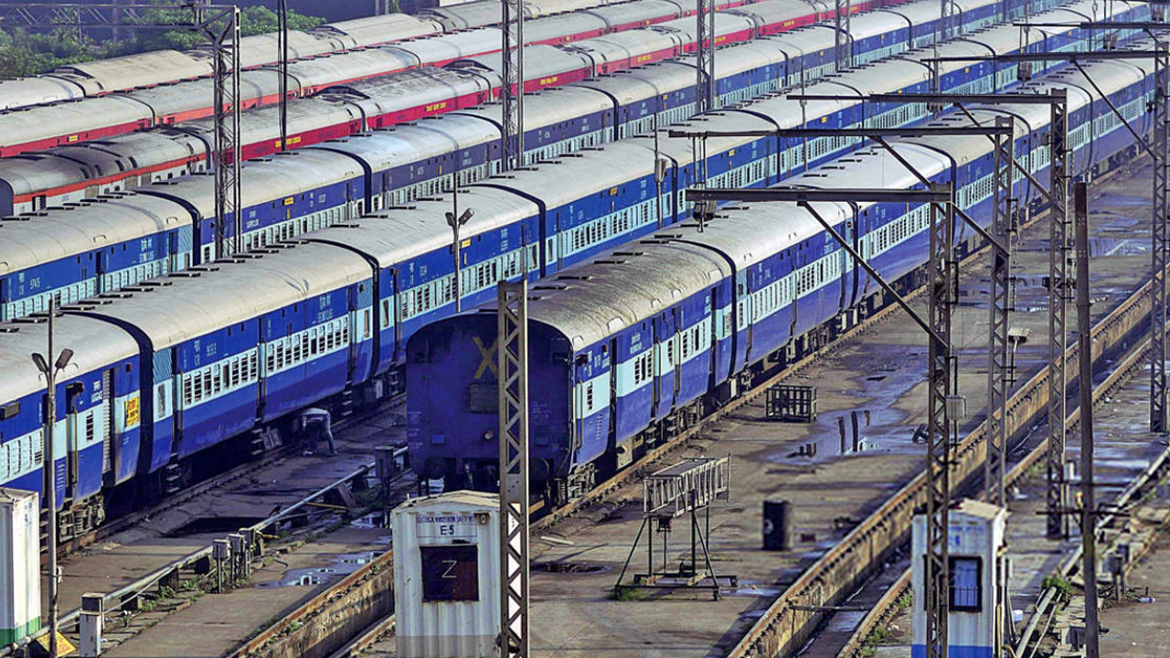 Indian Railway: రైల్వే ఉద్యోగులకు శుభవార్త.. పెన్షన్ పంపిణీపై RBI కీలక నిర్ణయం Indian Railway: రైల్వే ఉద్యోగులకు శుభవార్త.. పెన్షన్ పంపిణీపై RBI కీలక నిర్ణయం