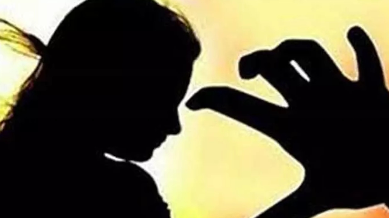 UP : కదులుతున్న కారులో ప్రభుత్వ అధికారి కూతురుపై లైంగిక దాడి.. కూల్ డ్రింక్ లో మత్తు మందు కలిపి అఘాయిత్యం UP : కదులుతున్న కారులో ప్రభుత్వ అధికారి కూతురుపై లైంగిక దాడి.. కూల్ డ్రింక్ లో మత్తు మందు కలిపి అఘాయిత్యం