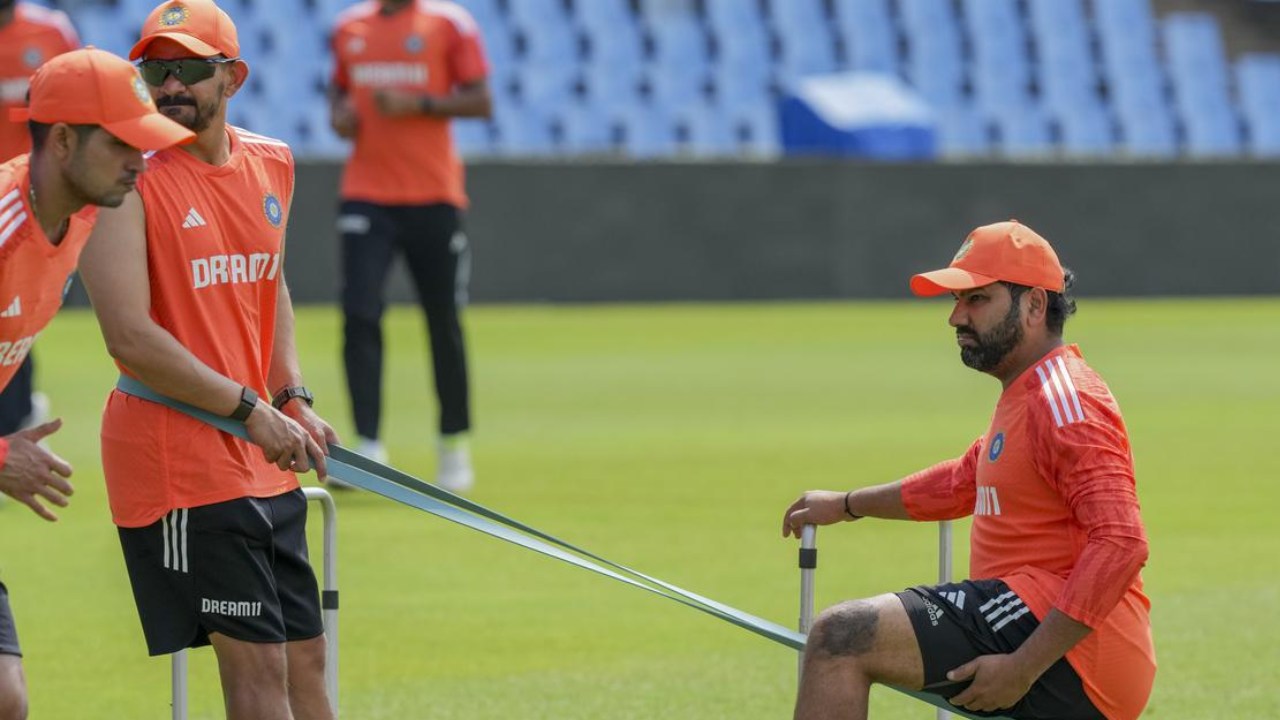 IND vs SA 1st Test Match : టెస్టు మ్యాచ్కు సిద్ధమవుతున్న టీమిండియా ప్లేయర్స్.. నెట్స్లో చమటోడ్చిన రోహిత్ శర్మ.. వీడియో వైరల్ IND vs SA 1st Test Match : టెస్టు మ్యాచ్కు సిద్ధమవుతున్న టీమిండియా ప్లేయర్స్.. నెట్స్లో చమటోడ్చిన రోహిత్ శర్మ.. వీడియో వైరల్