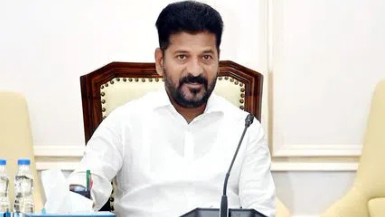 Revanth Reddy: తన కాన్వాయ్ వెళ్తున్న వేళ ట్రాఫిక్కి ఇబ్బంది కలగకుండా రేవంత్ రెడ్డి కీలక ఆదేశాలు Revanth Reddy: తన కాన్వాయ్ వెళ్తున్న వేళ ట్రాఫిక్కి ఇబ్బంది కలగకుండా రేవంత్ రెడ్డి కీలక ఆదేశాలు