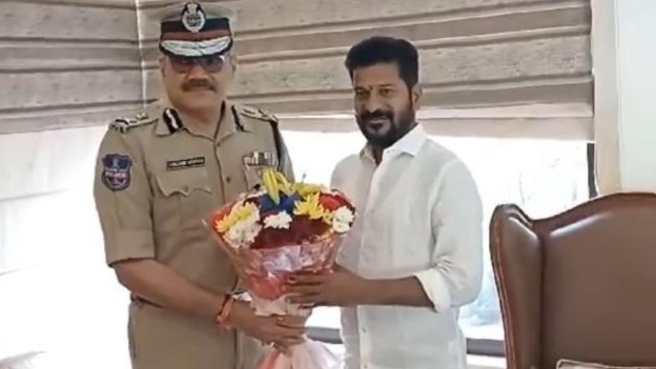 DGP Suspend: రేవంత్ రెడ్డిని కలిసినందుకు డీజీపీ మీద వేటు వేసిన ఎన్నికల సంఘం DGP Suspend: రేవంత్ రెడ్డిని కలిసినందుకు డీజీపీ మీద వేటు వేసిన ఎన్నికల సంఘం