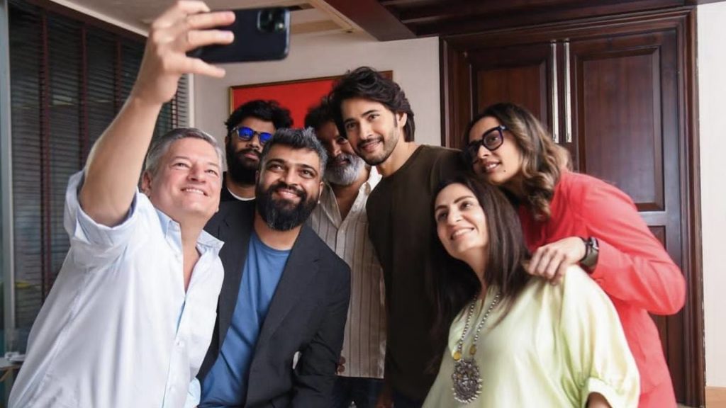 Netflix CEO Ted Sarandos Meet with Mahesh Babu and Trivikram in Guntur Kaaram Sets