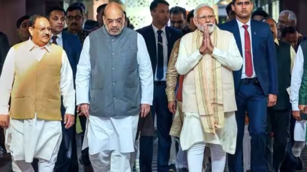 Amit Shah : మూడు రాష్ట్రాల్లో సీఎంల ఎంపికపై వీడని ఉత్కంఠ.. ప్రతిపక్షాలకు అమిత్ షా స్ట్రాంగ్ కౌంటర్!.. అదే జరిగితే కొత్త వ్యక్తులకే సీఎం పీఠాలు? Amit Shah : మూడు రాష్ట్రాల్లో సీఎంల ఎంపికపై వీడని ఉత్కంఠ.. ప్రతిపక్షాలకు అమిత్ షా స్ట్రాంగ్ కౌంటర్!.. అదే జరిగితే కొత్త వ్యక్తులకే సీఎం పీఠాలు?