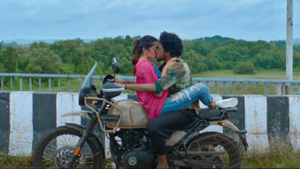 Roshan Kanakala : యాంకర్ సుమ కొడుకు ఫస్ట్ సినిమా ట్రైలర్ చూశారా?.. ఫస్ట్ సినిమాలోనే ముద్దులతో రెచ్చిపోయిన రోషన్.. Roshan Kanakala : యాంకర్ సుమ కొడుకు ఫస్ట్ సినిమా ట్రైలర్ చూశారా?.. ఫస్ట్ సినిమాలోనే ముద్దులతో రెచ్చిపోయిన రోషన్..