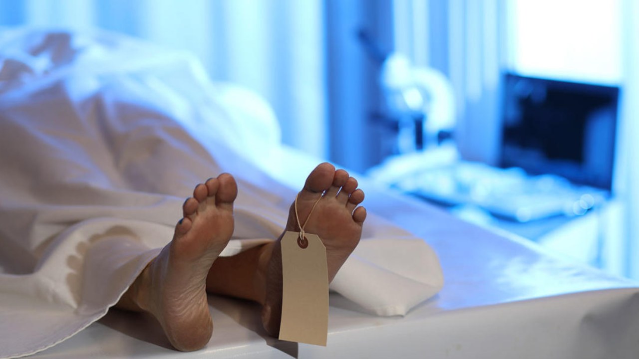 Morgue : శవాల బ్యాగులో కళ్లు తెరిచి చూసిన వృద్ధురాలు .. రెండు డెత్ సర్టిఫికెట్లు ఇచ్చిన డాక్టర్లు Morgue : శవాల బ్యాగులో కళ్లు తెరిచి చూసిన వృద్ధురాలు .. రెండు డెత్ సర్టిఫికెట్లు ఇచ్చిన డాక్టర్లు