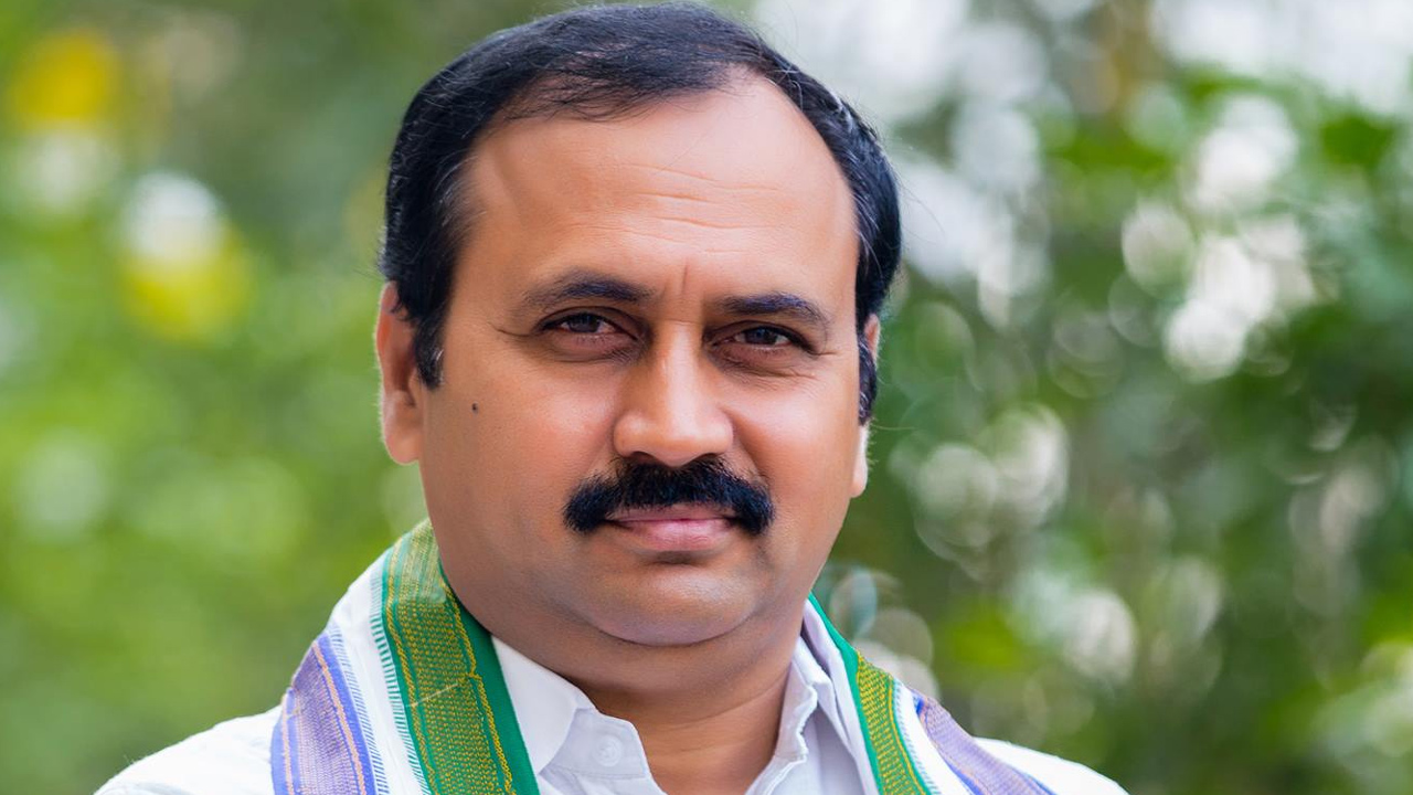 షర్మిలతో పాటు కాంగ్రెస్ పార్టీలో చేరుతున్నా: ఆళ్ల రామకృష్ణారెడ్డి షర్మిలతో పాటు కాంగ్రెస్ పార్టీలో చేరుతున్నా: ఆళ్ల రామకృష్ణారెడ్డి